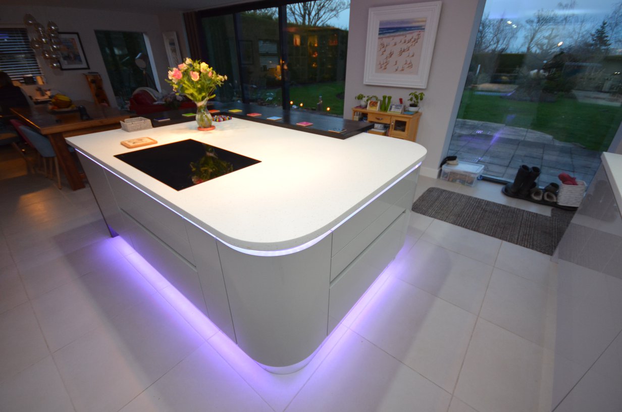 Solid Surface Kitchen Worktop with Curved Corner